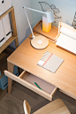 【儿童房】：榉木书桌温暖干净。家具来自MZGF木智工坊