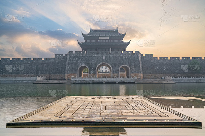 中国苏州市的古建筑、城墙和护城河风景