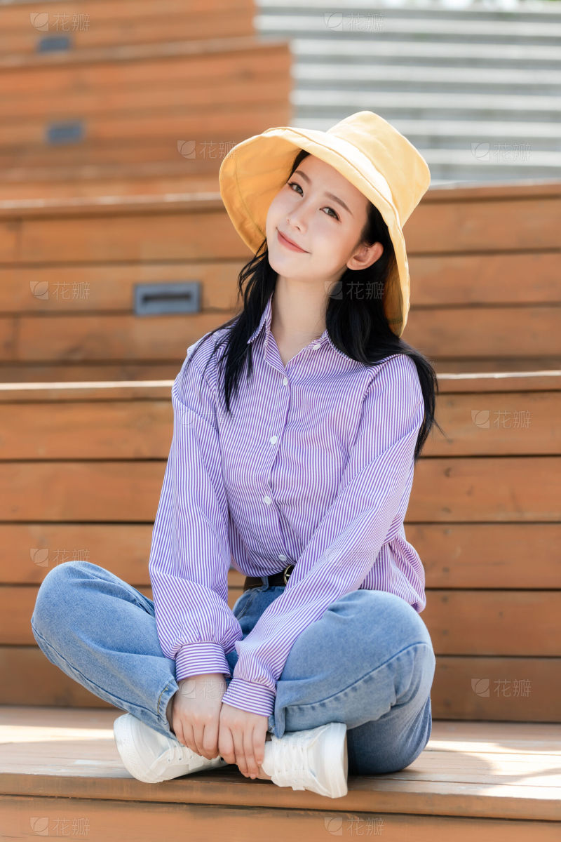 街拍时尚美女聆听街拍_美女自拍