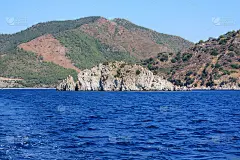碧绿的海水和多岩石的海岸