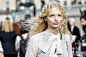 不美不仙还爱戴“金丝边”，丹麦模特Frederikke Sofie聪明感私服街拍