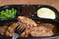索尔斯伯利牛肉饼,冷冻快餐,大特写,方便食品,土豆泥,烤牛肉,青豆,巧克力蛋糕,肉汁,烤肉餐