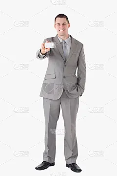 一个微笑的商人展示一张名片的肖像