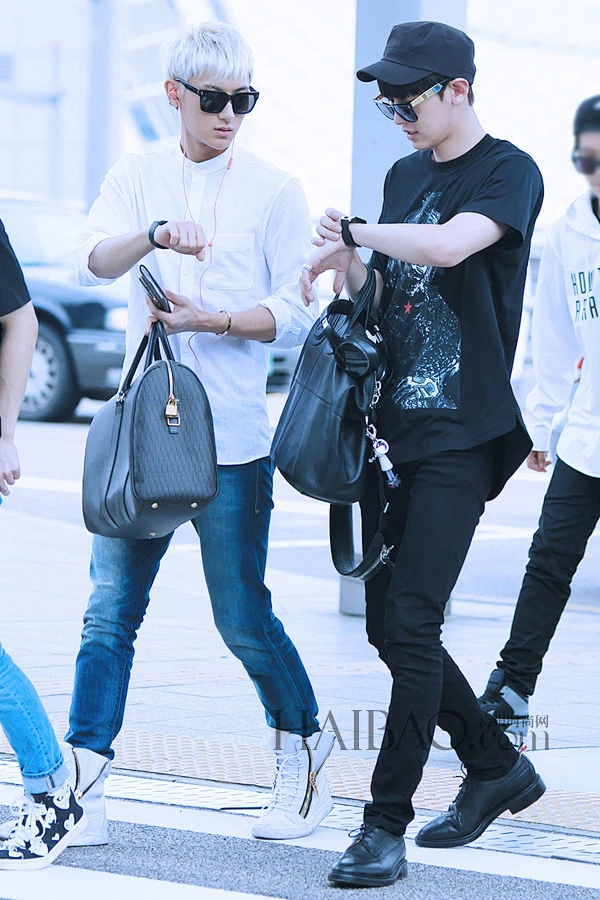 exo组合成员黄子韬,朴灿烈7月17日韩国仁川机场街拍