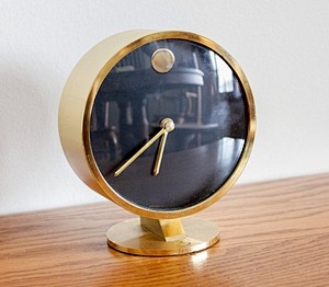 50年代简约的博物馆时钟的图片