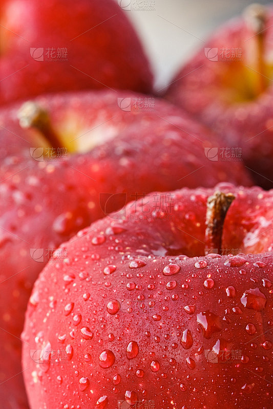 滴几滴水在新鲜的红苹果上