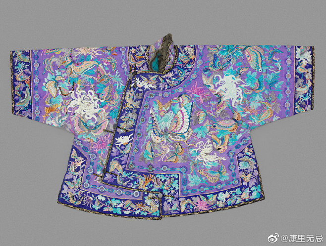 清光绪雪青色缂丝菊蝶纹灰鼠皮琵琶襟马褂故宫博物院收藏