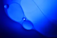 蓝色抽象丰富多彩的背景泡沫的肥皂与泡泡油水混合物水波水纹油水彩油画肌理水彩油画艺术水彩金色水滴花生油植物油818A3544 – 饿狐背景网站-微距高清设计素材免费图片下载海报壁纸摄影背景素材，背景图，背景墙，背景板，背景图片，背景纹理，背景板设计，背景材质，背景大图