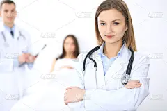 背景是一位友善的女医生，病人和他的医生在床上