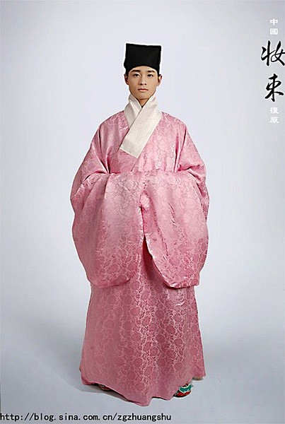 明末粉红缠枝莲暗纹缎白护领道袍，是明末流...