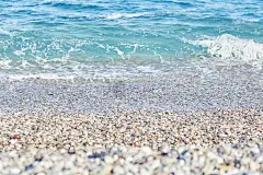 美丽的地中海和海浪背景阳光灿烂的一天。夏季和restconcept。夏天的纹理。明亮的壁纸。蓝绿色的