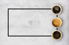 水泥桌子的背景上放着咖啡纸杯。俯视图