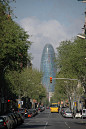 阿格巴塔   Torre Agbar       
位于加泰罗尼亚光辉广场上的阿格巴塔高128,3米，共33层，法国建筑师让·努维尔设计，并于2005年9月16日由西班牙国王正式揭幕。让·努维尔的灵感来源于巴塞罗那的蒙特塞拉特山间歇泉上升到空气中的形状，他在接受采访时将其形容为一根阳具。这座建筑也因其与众不同的造型被起了不少外号：“栓”、“壳”以及一些比较下流的词语。这座塔是巴塞罗那第三高的建筑，前两位是均为154米高的艺术酒店和迈普弗雷塔。