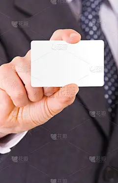 商人展示空白卡片。