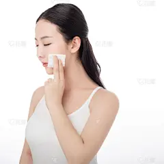 人物系列实景穿着白色吊带的模特手拿化妆棉擦着脸