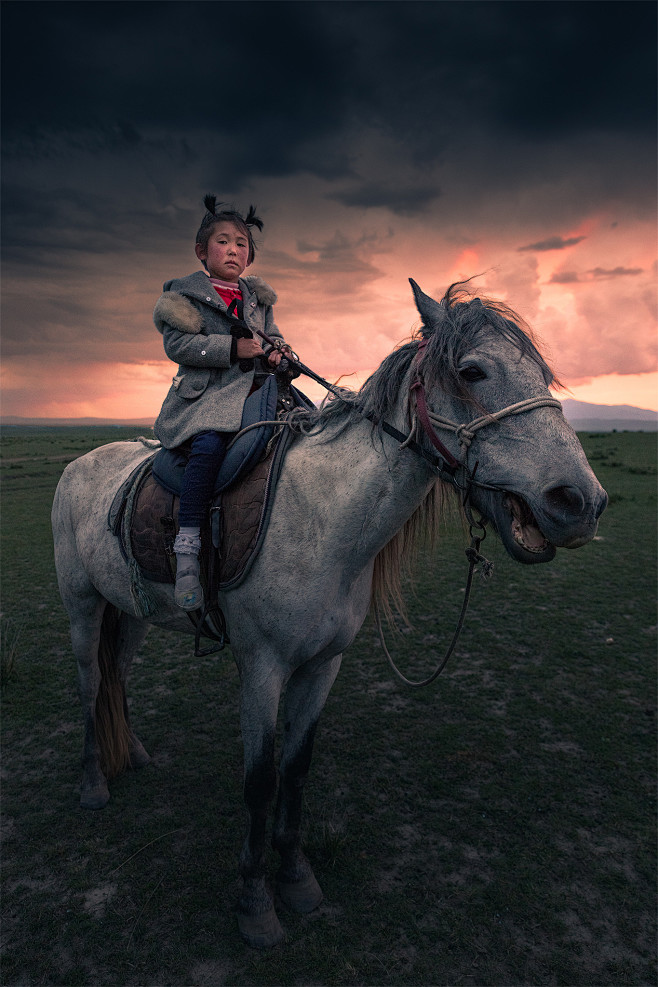 骑马の蒙古族女孩