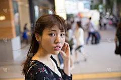 都会を歩く可愛い女性