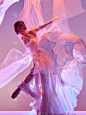 芭蕾舞女演员。年轻优雅的女芭蕾舞者在粉红色的工作室跳舞。经典芭蕾之美。