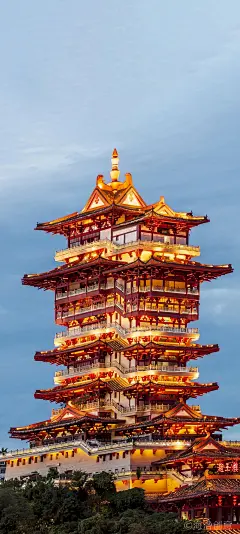 穿越时光的诗情画意•夜色撩人，涪江河宛若一条璀璨的珠链，镶嵌在绵阳的大地上。而越王楼、则是这珠链上最为耀眼的明珠，在夜色中散发出迷人的古韵与现代光辉交织的独特魅力。——越王楼#四川