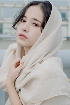 如果你对事情有完全的信心，就不太可能产生狂热的态度。就拿太阳来说吧，没有人会为了它明天升起儿兴奋不已，因为这是必然的现象。