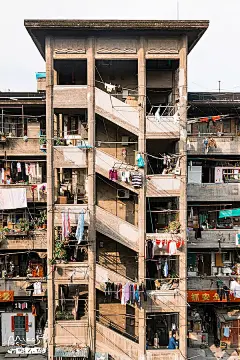 探访上海名筑隆昌公寓，竟遇一只月半并自带表情包的大橘猫 : 因为电影《功夫》里的猪笼城，后来得知了上海隆昌公寓——一座古罗马斗兽场似的方筒形建筑，中间是宽敞的院子，如同一个大广场，被周边呈土灰色的五层楼房团团围住，犹如“围城”一般。 当时去的时候，确实被震撼...