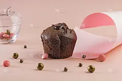 粉红色背景上的美味巧克力松饼。糖果糖果。创意几何食物设计。节日的概念。生日贺卡快乐，结婚周年快乐。极