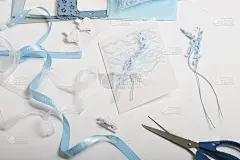 制作贺卡。白色桌面上的工艺品配件。干花和工艺品缎带。创造力的工具。