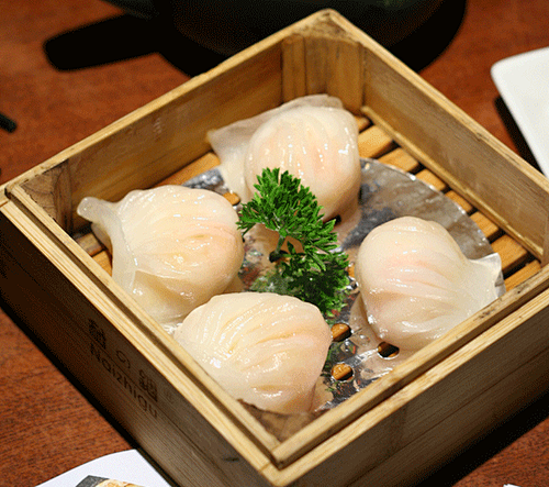 广东虾饺的做法 材料 澄粉450克，淀粉50克，虾肉125克，干笋丝125克，猪油90克，盐味精，白糖，麻油，胡椒粉各适量 1、澄粉、淀粉加盐 ...