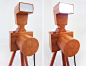 看起来像是照相机模型，实际上是新加坡设计师Andre Tan Kok Leng设计的木头落地灯  