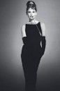 1961年，当奥黛丽·赫本（Audrey Hepburn）穿着纪梵希为她设计的黑色裙装，戴着黑色的长手套和蒂凡尼（TIFFANY）珍珠项链，挽着高高的发髻，一手拿着咖啡杯，一手捧着羊角包，出现在电影《蒂凡尼的早餐》中，那款小黑裙立刻和赫本一道，成为电影史上不朽的丰碑。