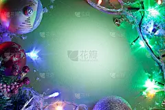 圣诞框架与冷杉和精灵灯。