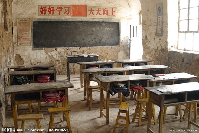 破旧的窑洞教室