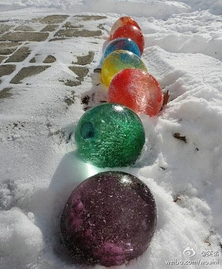 冷可以这么玩：加了颜料的水灌进气球里，冻...