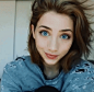 妹子叫Emily Rudd ，喜欢她眼睛