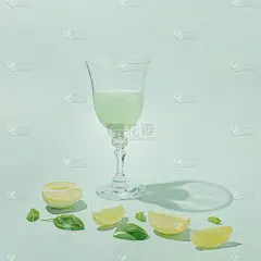 复古夏天的想法，健康的食品概念与饮料杯，剥皮新鲜生柠檬和香草叶在柔和的薄荷绿色背景。