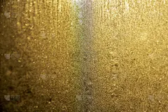 模糊的金色日落透过霜冻图案的玻璃窗。闪闪发光的纹理背景图形设计和壁纸。复制空间的文本，横幅
