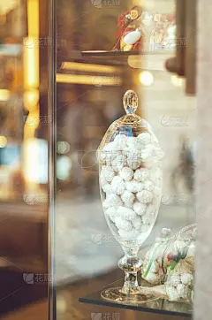 阳光明媚的日子里，意大利糕点店的橱窗里陈列着各式各样的巧克力和糖果