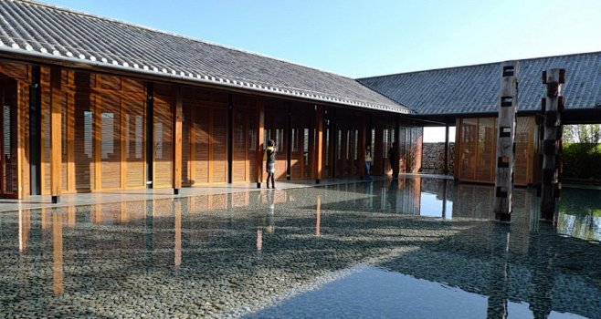 卵石散铺的庭院浅水池