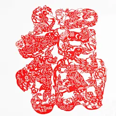  剪纸（一） 剪纸艺术是汉族传统的民间工艺，它源远流长,经久不衰，是中国民间艺术中的瑰宝，已成为世界艺术宝库中的一种珍藏。那质朴、生动有趣的艺术造型，有着独特的艺术魅力。其特点主要表现在空间观念的二维性，刀味纸感，线条与装饰，写意与寓意等许多方面。
