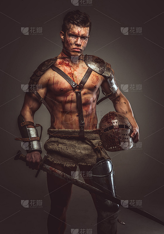 带着剑和头盔的肌肉发达的血腥角斗士。