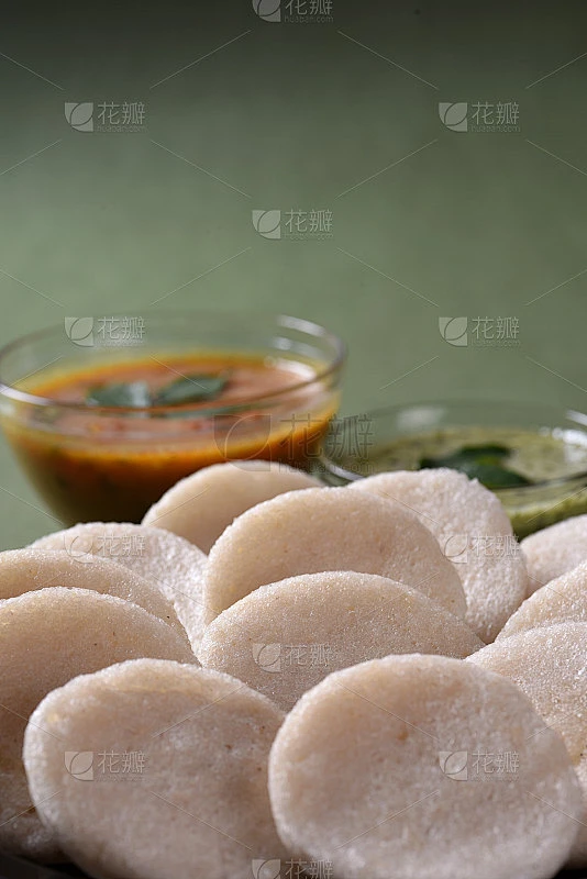印度菜:南印度人最喜欢的食物rava Idli或小麦粉慵懒地或rava慵懒地，与酸辣酱和绿色酸辣酱一素材-花瓣网