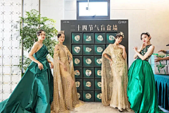 创联凯尔采集到模特礼仪华服