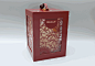 今年最有意思的月饼盒都在这里_设计 : Kenzo的月饼盒外形看上去更像是一个木制红酒盒，Kenzo的品牌字母被巧妙的设计成了盒子上的装饰图案。 拉开盒子则是一个四格抽屉，每个格子里一块月饼，月饼纸盒的包装也极具Kenzo…