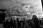 【撤离】
由摄影师LOUISA GOULIAMAKI拍摄，2011年2月27日，在希腊首都雅典附件的比雷埃夫斯港口，一名从利比亚班加西港口撤离的孩子在一辆大巴上张望窗外。这艘由外国使馆安排的渡轮载着数百名来自大约16个国家的乘客从利比亚撤离。该照片获得第八届国际新闻摄影比赛(华赛)非战争灾难类重大新闻单幅金奖。
