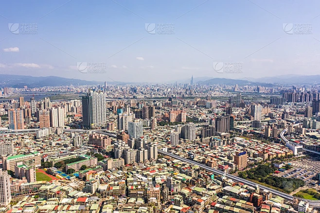 台湾新北市- 2020年2月1日:这是新北的板桥区，可以看到许多新建筑，中心的建筑是板桥站，新北市的素材-花瓣网