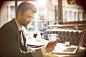 人,着装得体,桌子,沟通,商务_478169531_Businessman using laptop in restaurant_创意图片_Getty Images China