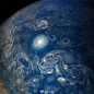 【NASA发布超清晰木星照片，唯美缥缈似梵高名画《星空》】近日，NASA发布超清晰的木星照片，显示有漩涡状薄雾漂浮在木星的表面，目前科学家还不知道那是如何形成的，但唯美的画面已经让众多网友惊叹不已，有人直接以梵高名画《星空》来比喻木星之美。……详情点击：ONASA发布超清晰木星照片，唯美缥缈似梵高名画... ​​​​