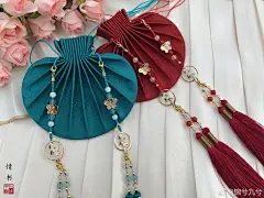 #素手千机# 这是一条迟到的转抽动态转发加关注，并圈一位好友，本周末(11月18日)晚八点抽两人，一人送五十元店铺代金劵，一人送情书荷包(雀蓝/宫墙红-颜色自选)详情见P9O素手千机||妃颜 真丝提花荷包 古法腰圆荷包 ... ​​​​