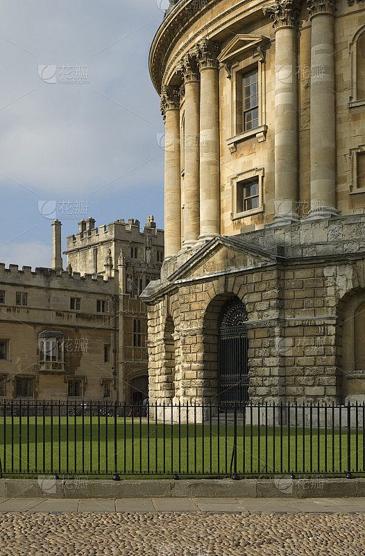 英国牛津大学拉德克利夫学院和布雷塞诺斯学...