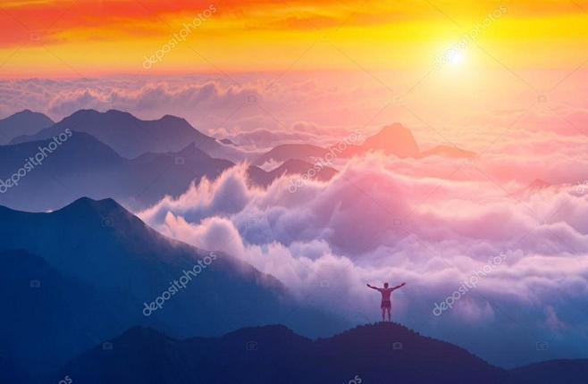 站在升高手与欢迎的日出在乌云密布的山谷上方的克里米亚山脉的山顶上